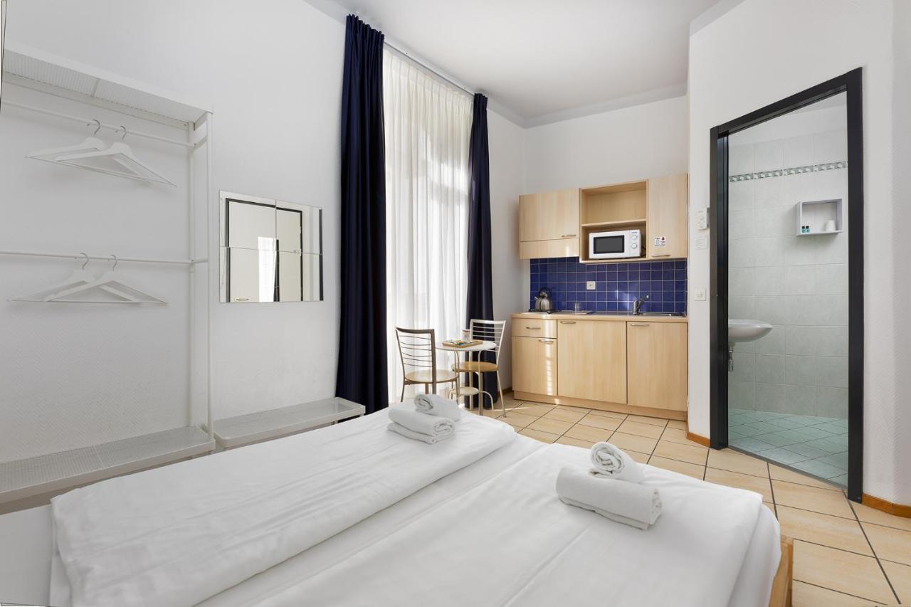 By Lr Apartment